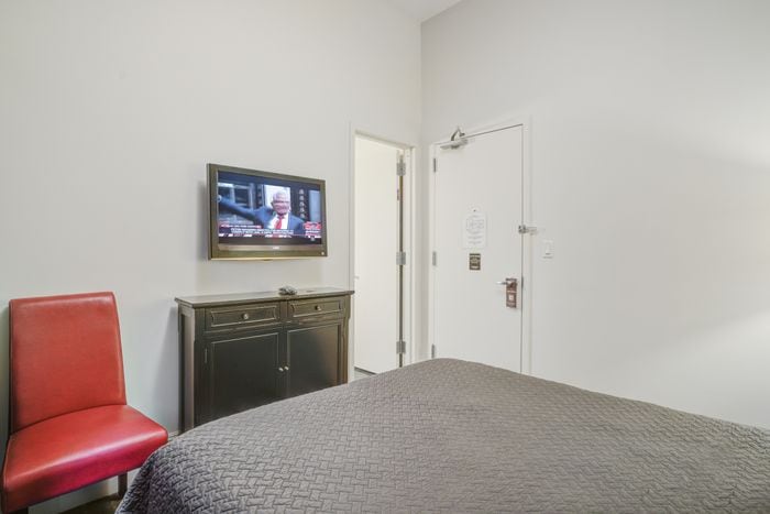 Studio Basic and Ensuite Bath at Midtown East, photo 3