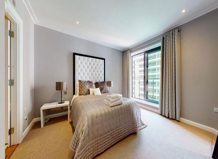 Master Room and Ensuite Bath with Private Balcony at Canary Wharf, South Quay, photo 2