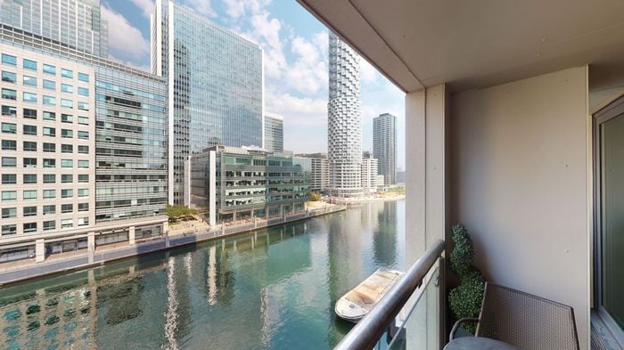 Master Room and Ensuite Bath at Canary Wharf, South Quay, photo 3