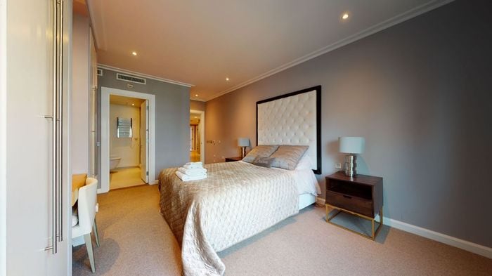 Master Room and Ensuite Bath at Canary Wharf, South Quay, photo 2