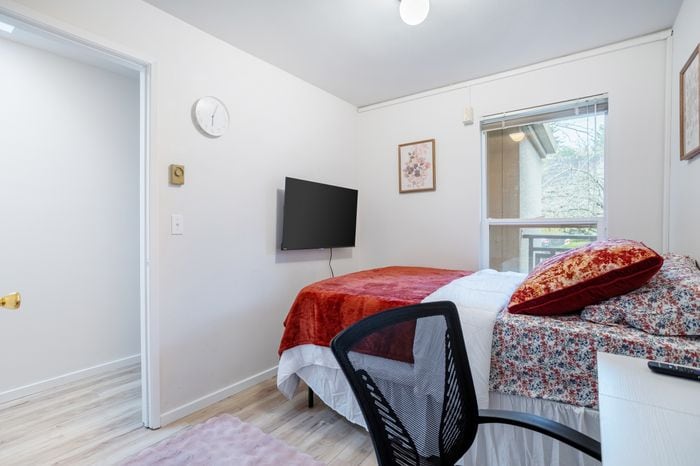 Deluxe Room at Emerson Apartments, photo 2
