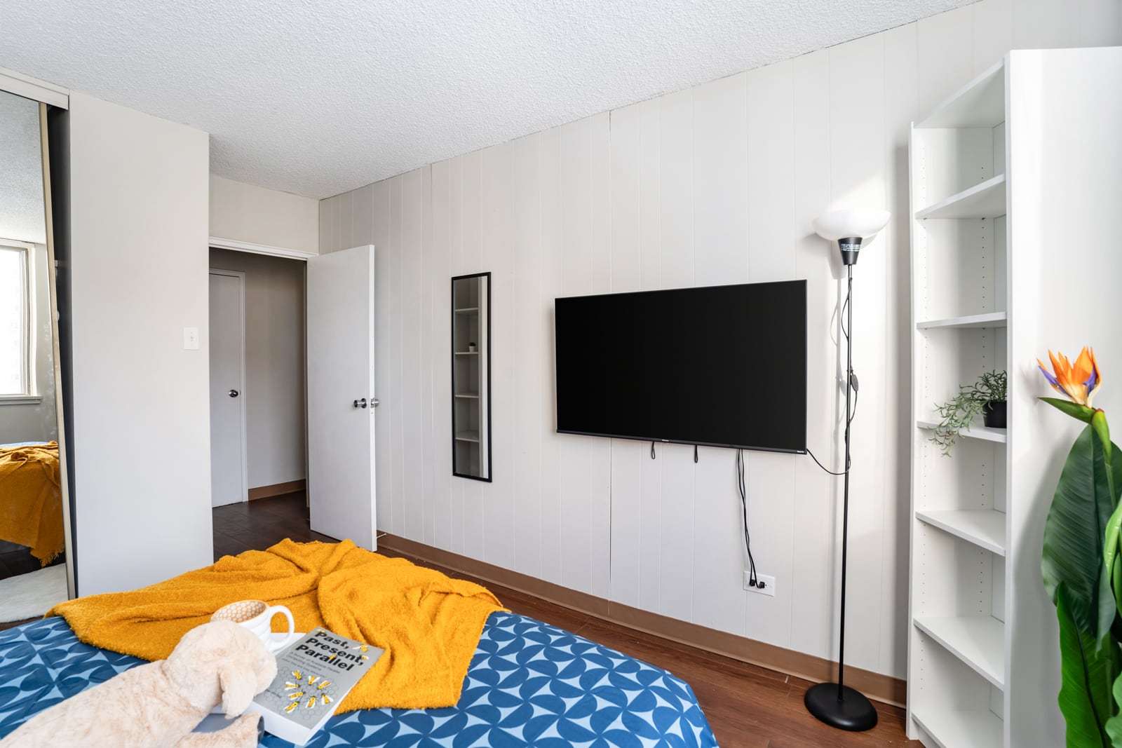 Deluxe Room at Garneau - Edge Coliving, Edmonton, photo 3