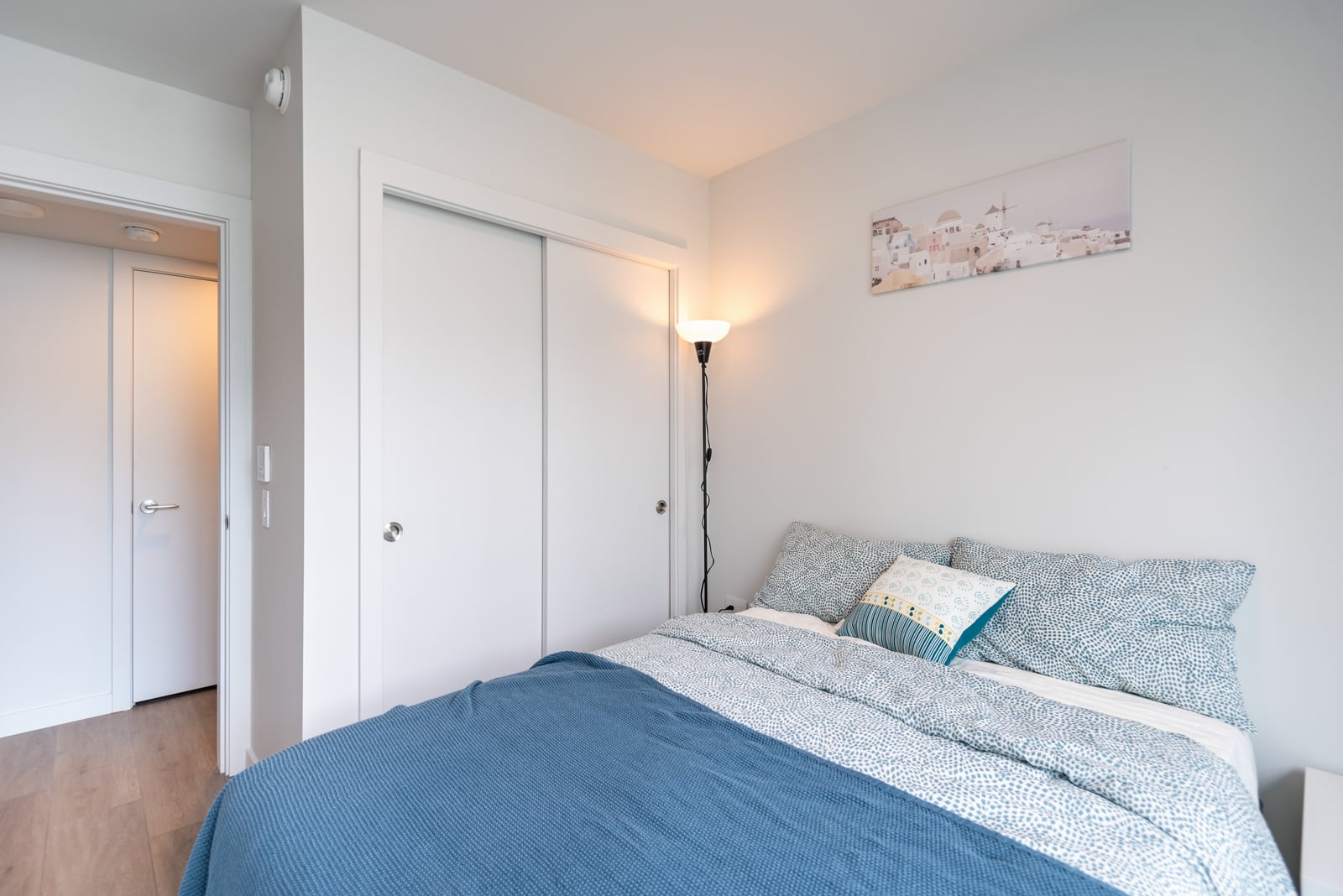 Deluxe Room at Richards and Pender - Edge Coliving, Vancouver, photo 2