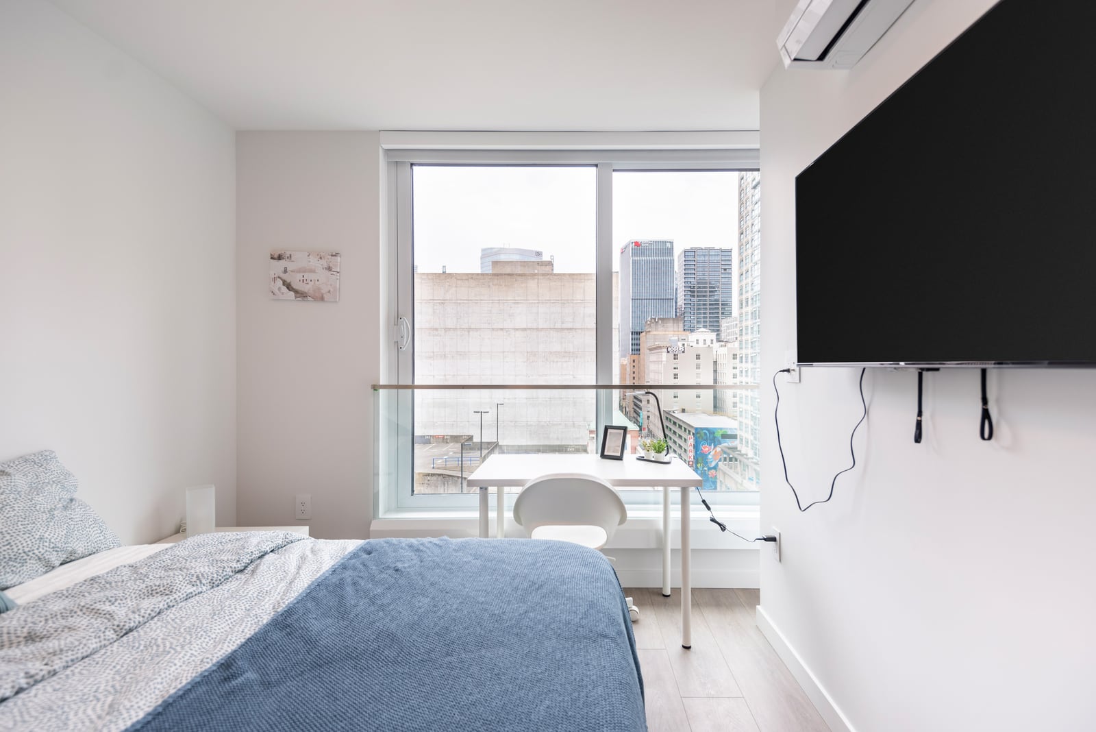 Deluxe Room at Richards and Pender - Edge Coliving, Vancouver, photo 3