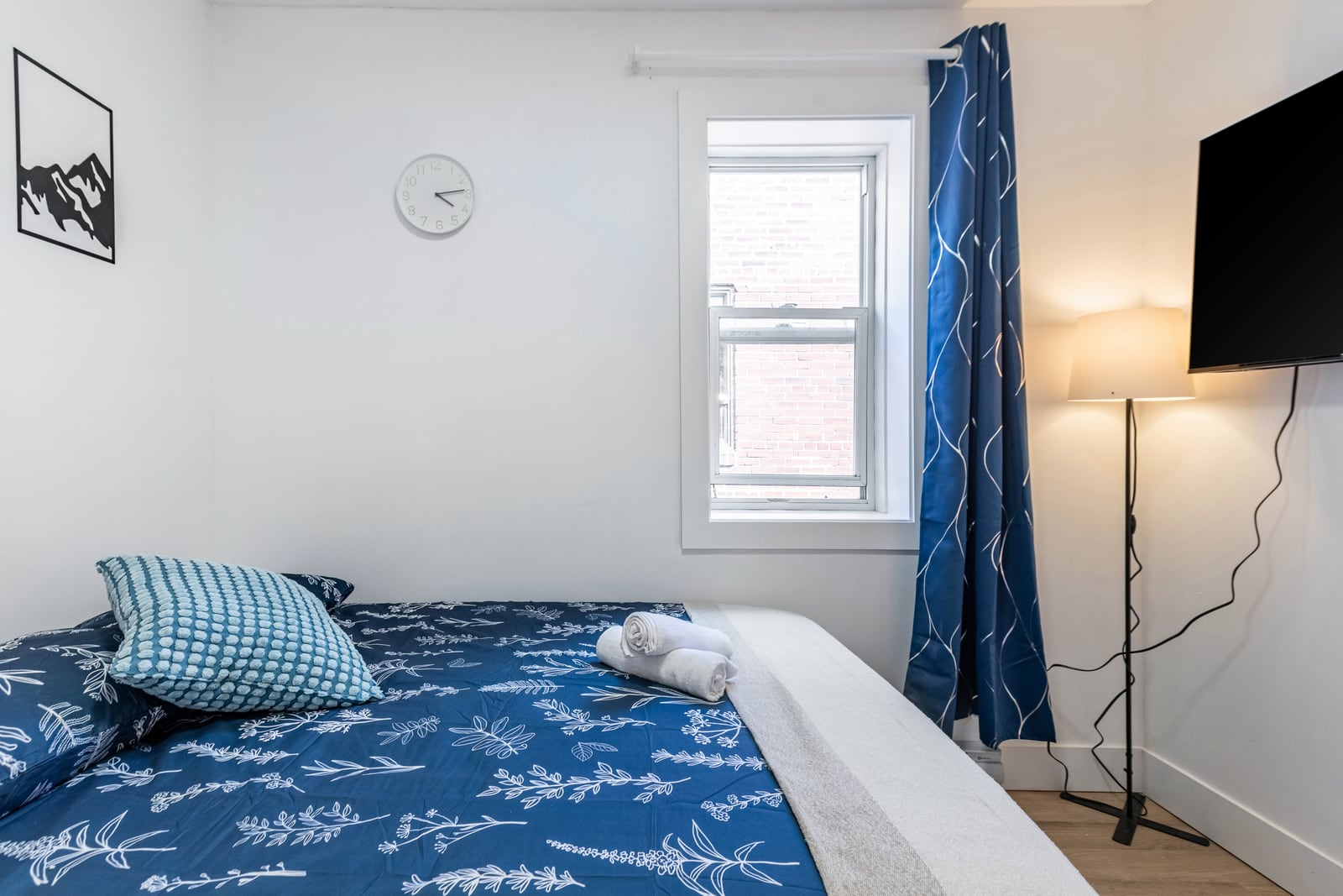 Deluxe Room at University Tower - Edge Coliving, Edmonton, photo 3