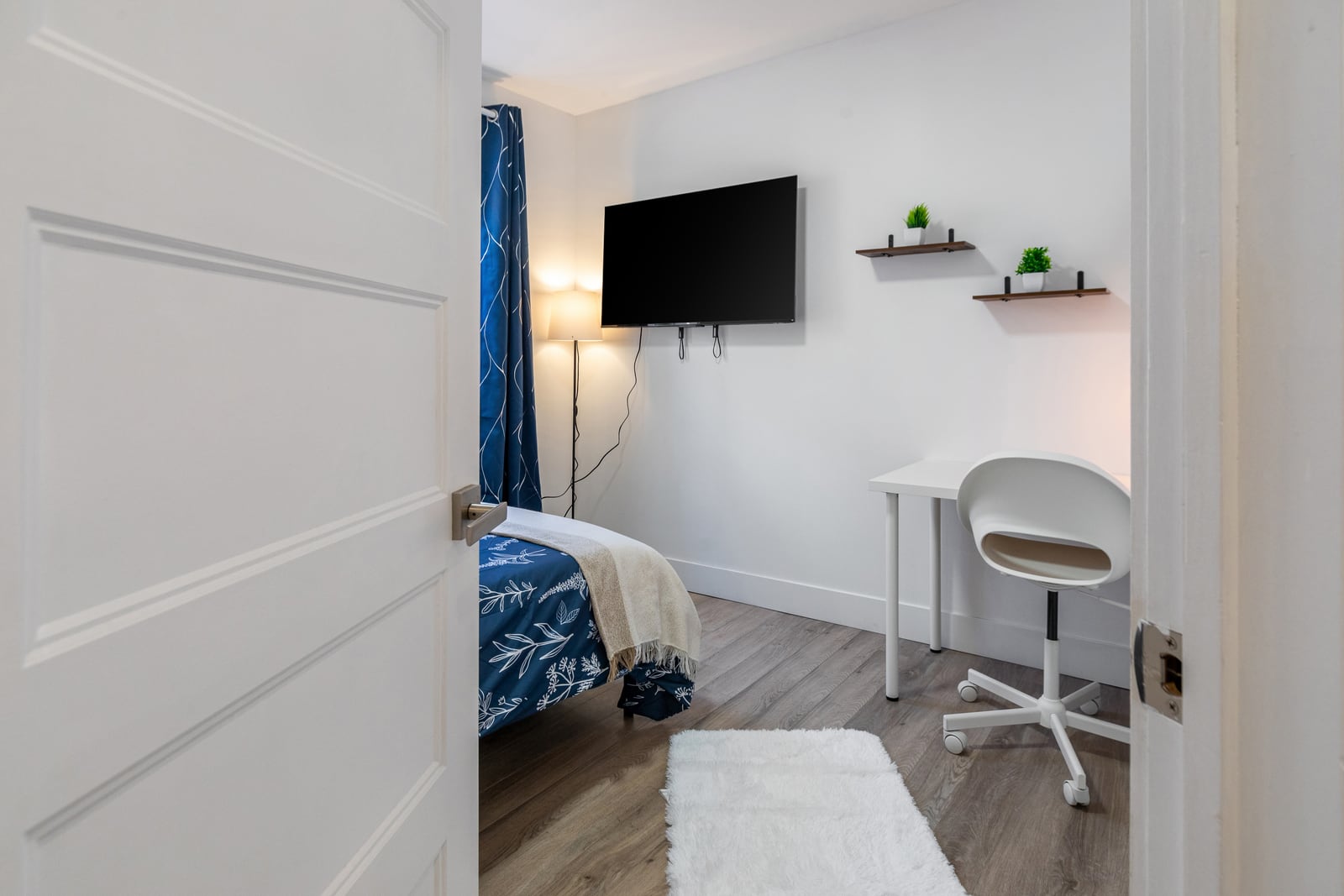 Deluxe Room at University Tower - Edge Coliving, Edmonton, photo 2