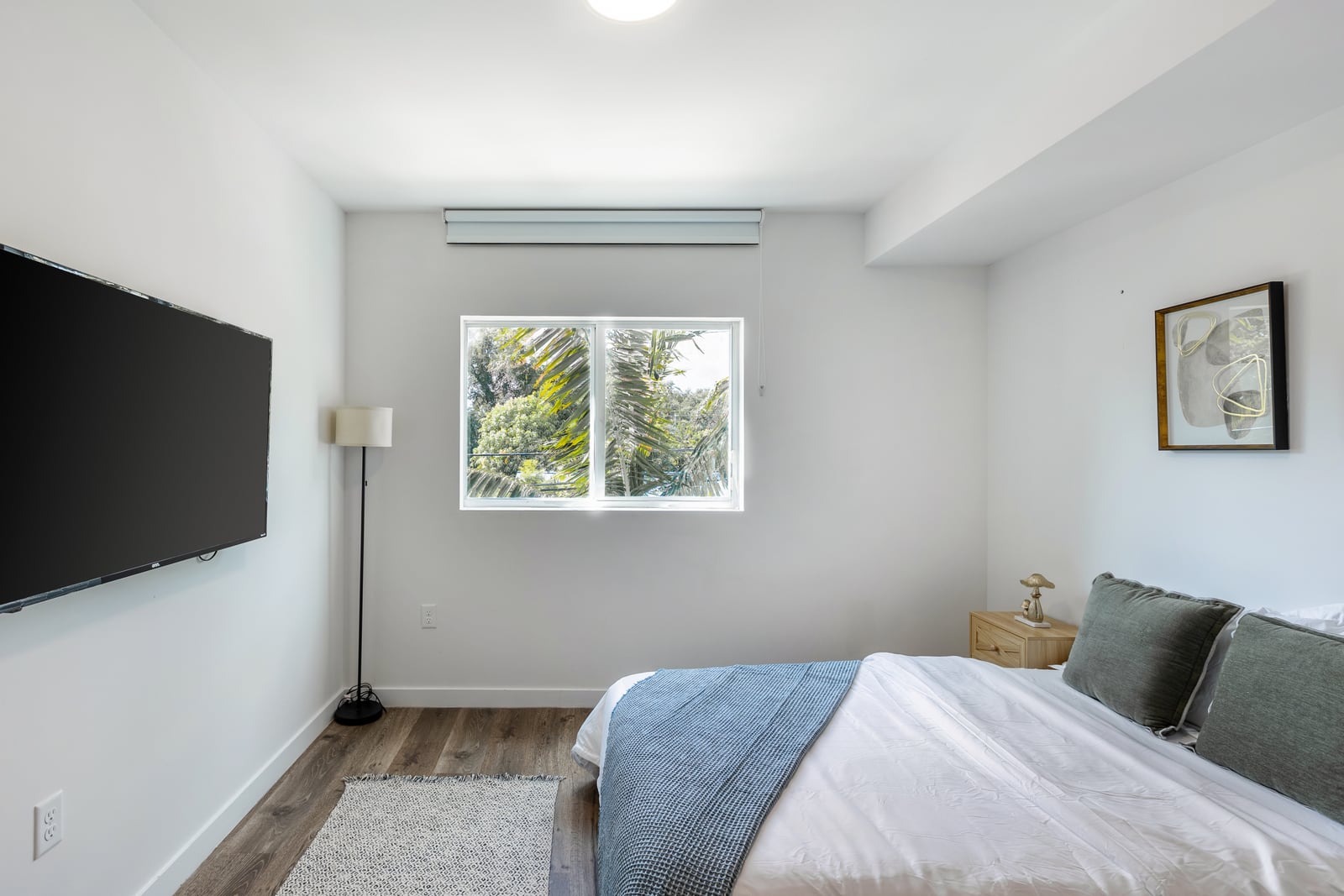 Deluxe Room at Downtown Central - Edge Coliving, Edmonton, photo 2