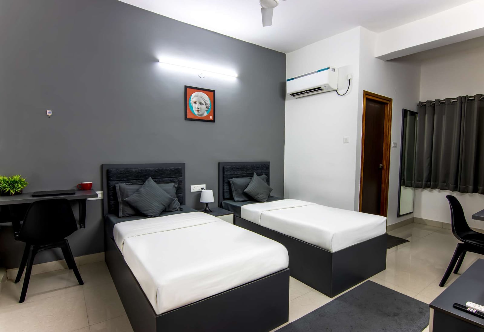 Housr 43 DLF Gachibowli, photo 3