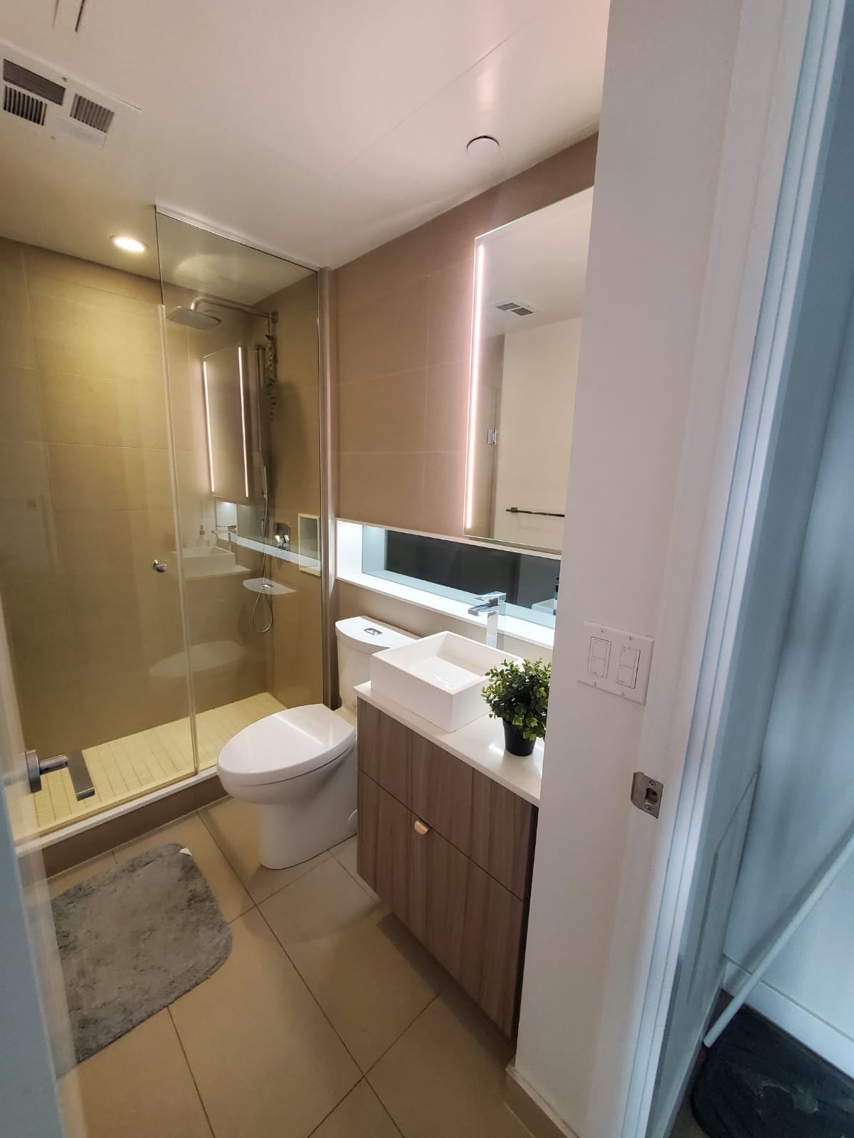 Master Room and Ensuite Bath at Queen West, photo 3