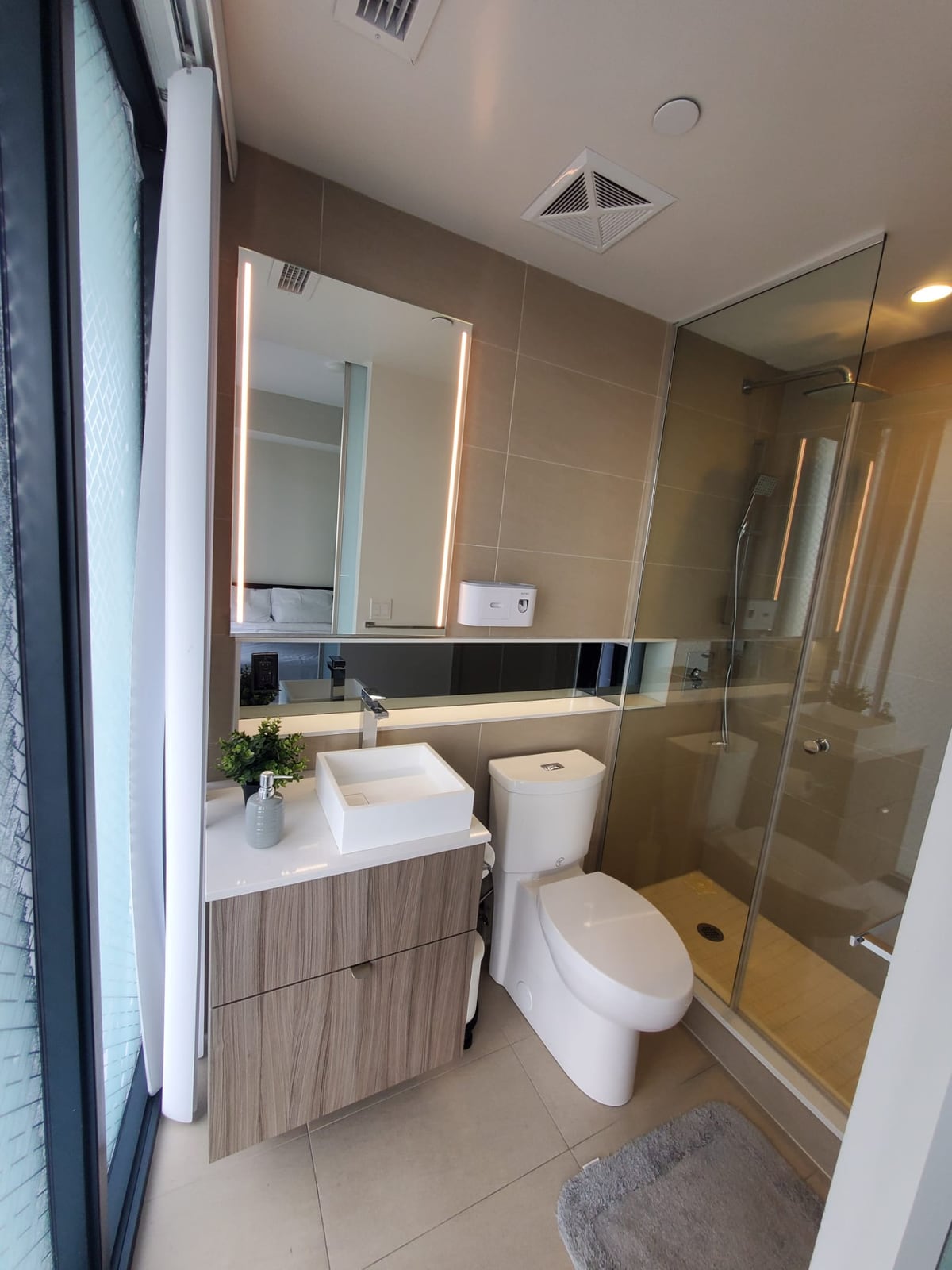 Master Room and Ensuite Bath at Queen West, photo 2
